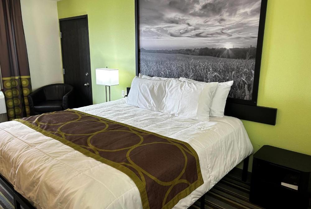 King Room - Non-Smoking interior