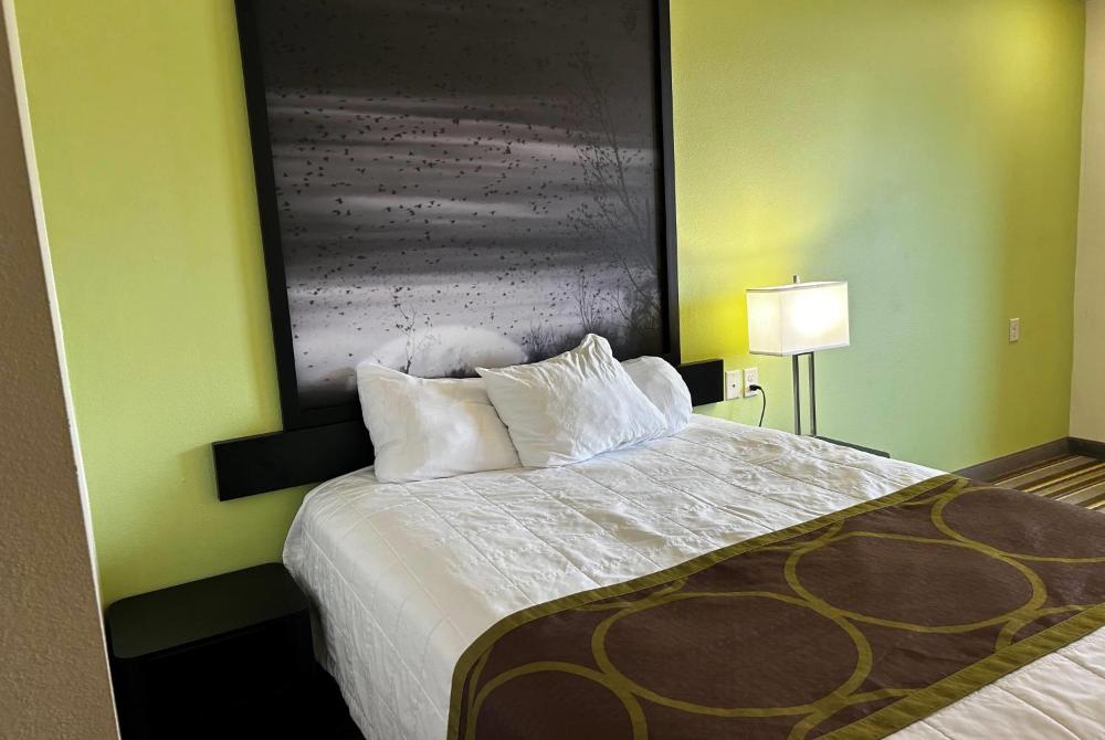 Queen Room - Non-Smoking interior